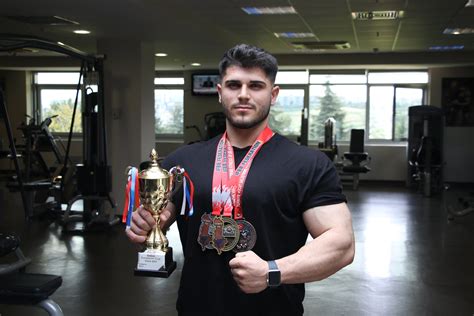 Turkish bodybuilder and model banned from flight due to attire